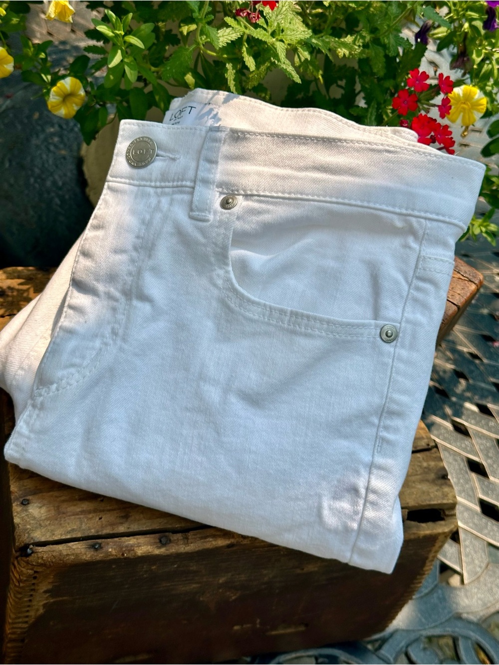 LOFT Outlet White Petite Jeans Size 6P Frayed Hem Stretch Denim